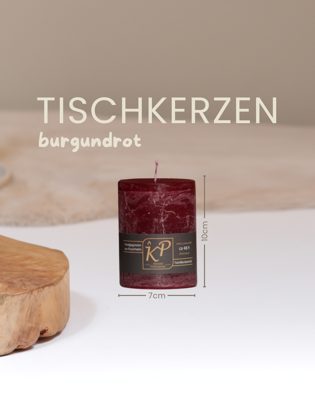 Tischkerze in burgundrot mit Angaben zu Höhe und Durchmesser.