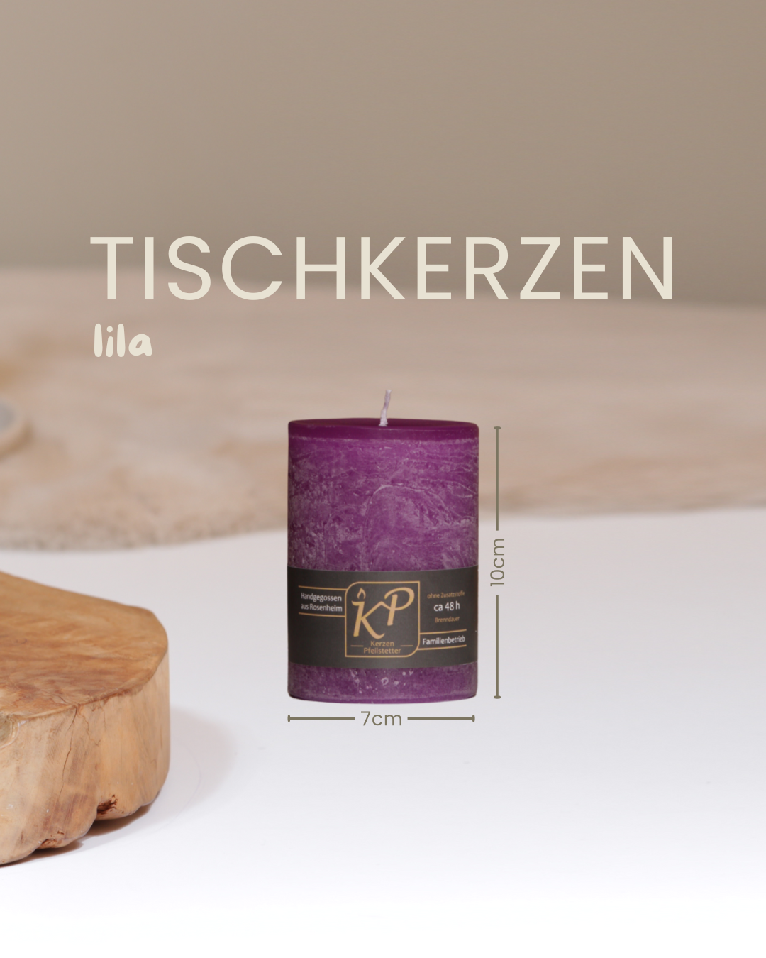 Tischkerze in lila mit Angaben zu Höhe und Durchmesser.
