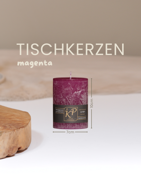 Tischkerze in magenta mit Angaben zu Höhe und Durchmesser.