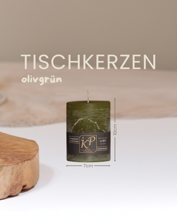 Tischkerze in olivgrün mit Angaben zu Höhe und Durchmesser.
