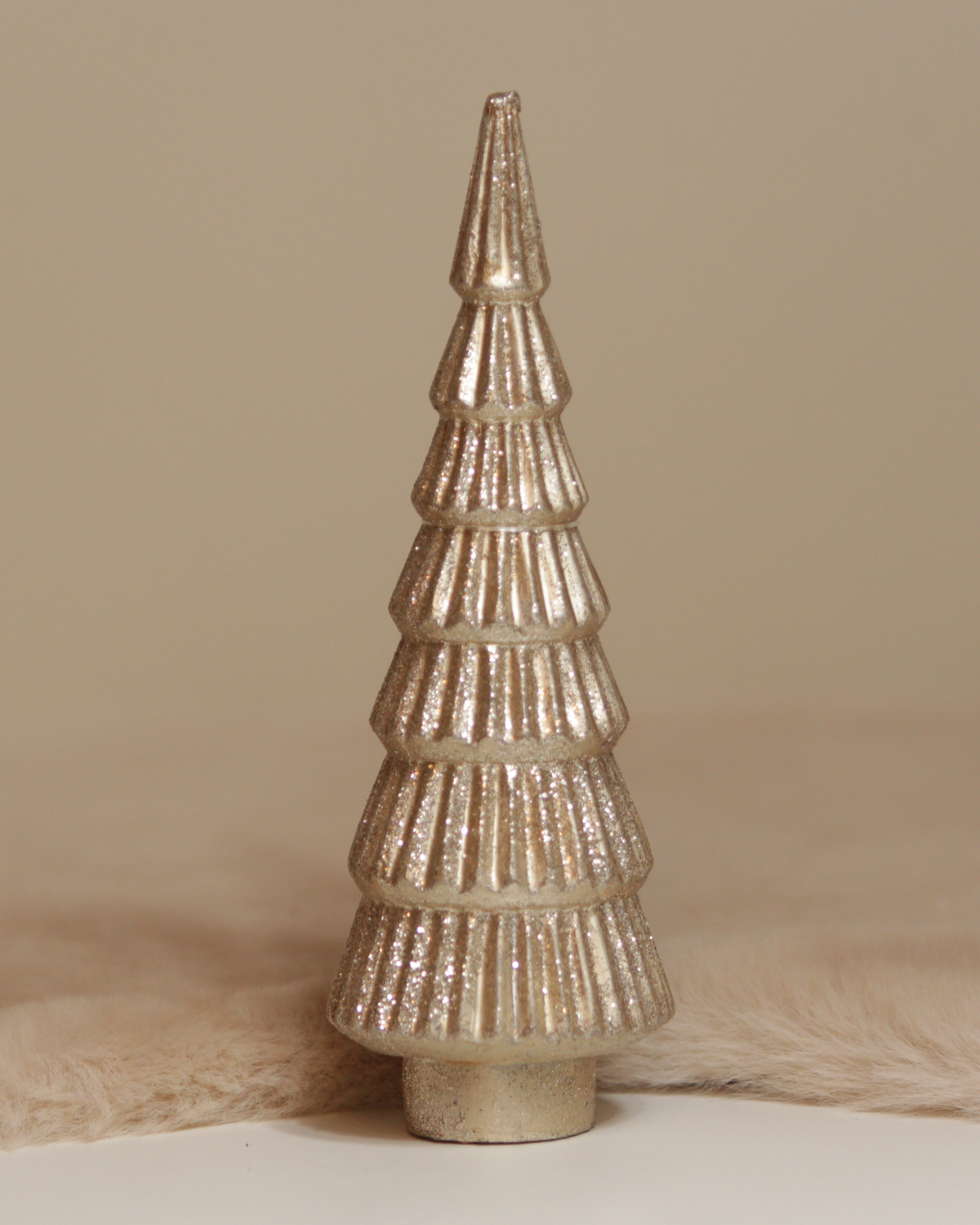 Deko-Tannenbaum mit goldfarbenem Glitzer – Nahaufnahme.