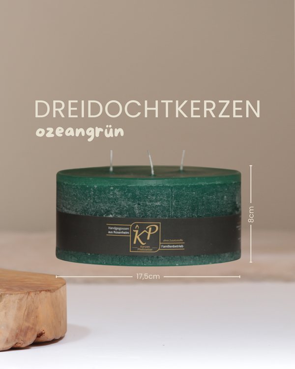 Dreidochtkerze in ozeangrün mit Angaben zu Höhe und Durchmesser.