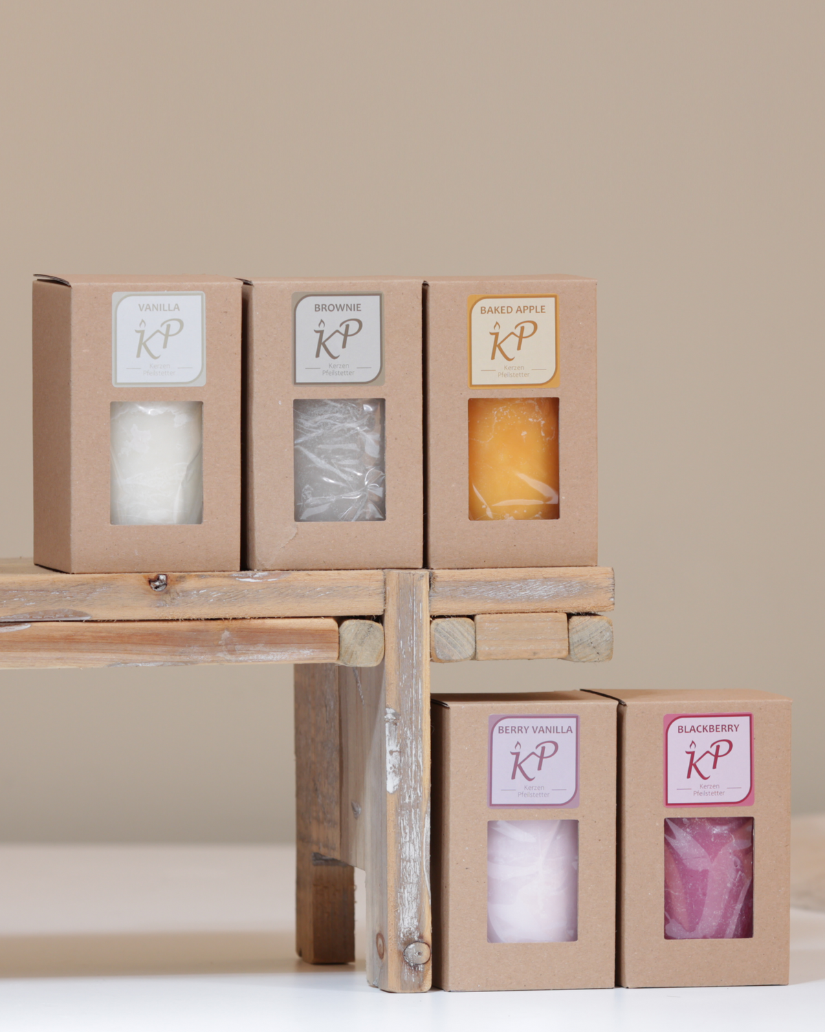 Set aus fünf Duftkerzen – vanilla, baked apple, brownie, blackberry und berry vanilla – handgegossen in verschiedenen Farben