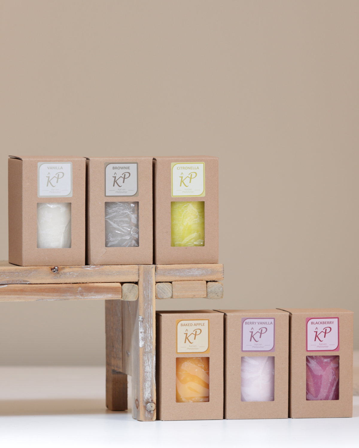 Set aus sechs Duftkerzen – vanilla, baked apple, brownie, blackberry, berry vanilla und citronella – handgegossen in verschiedenen Farben.