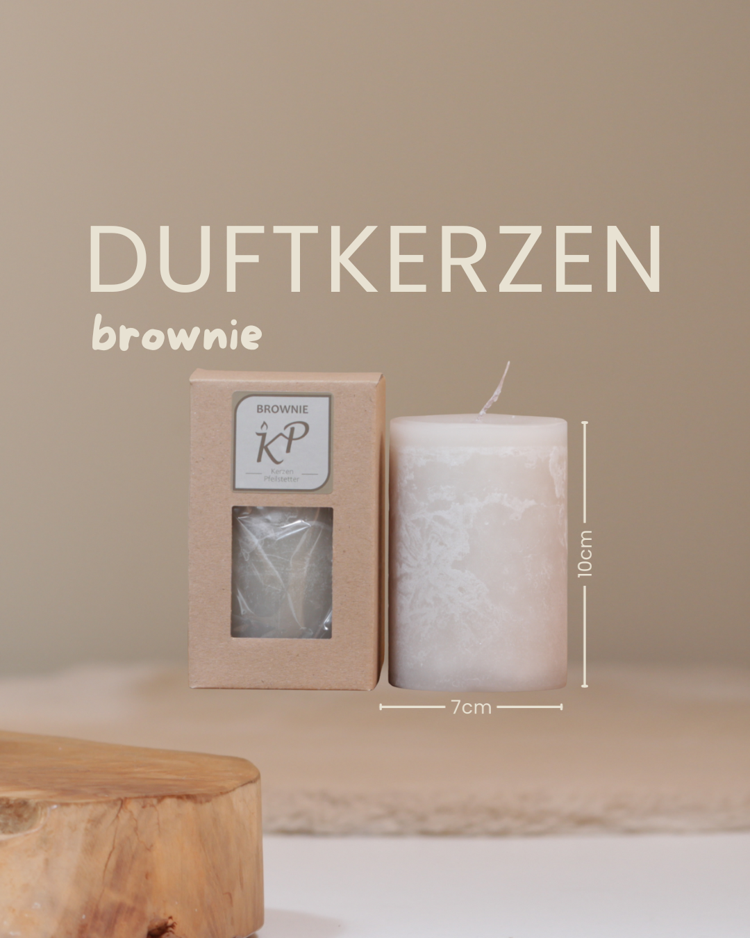 Duftkerze brownie in der Farbe sandgrau mit Angaben zu Höhe und Durchmesser.