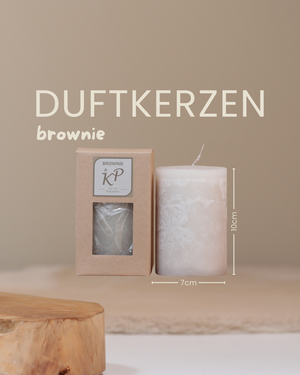 Duftkerze brownie in der Farbe sandgrau mit Angaben zu Höhe und Durchmesser.
