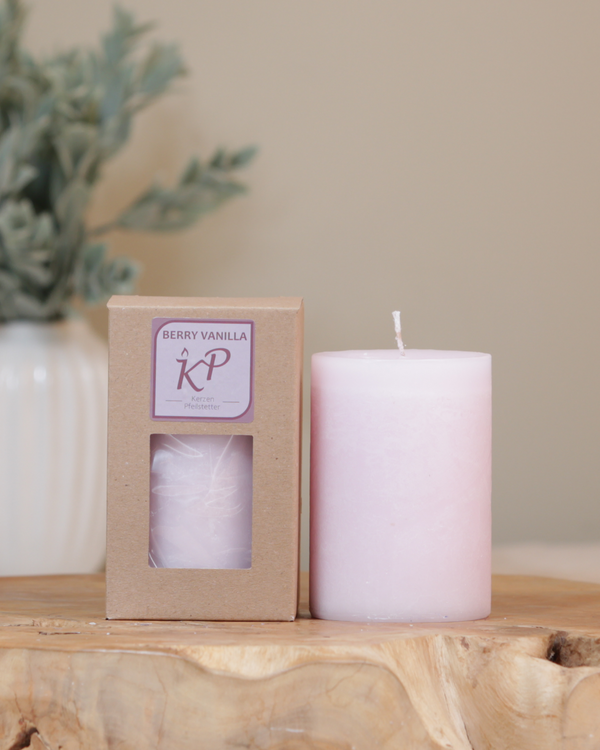 Duftkerze berry vanilla in der Farbe pastellrosa mit passender Verpackung.