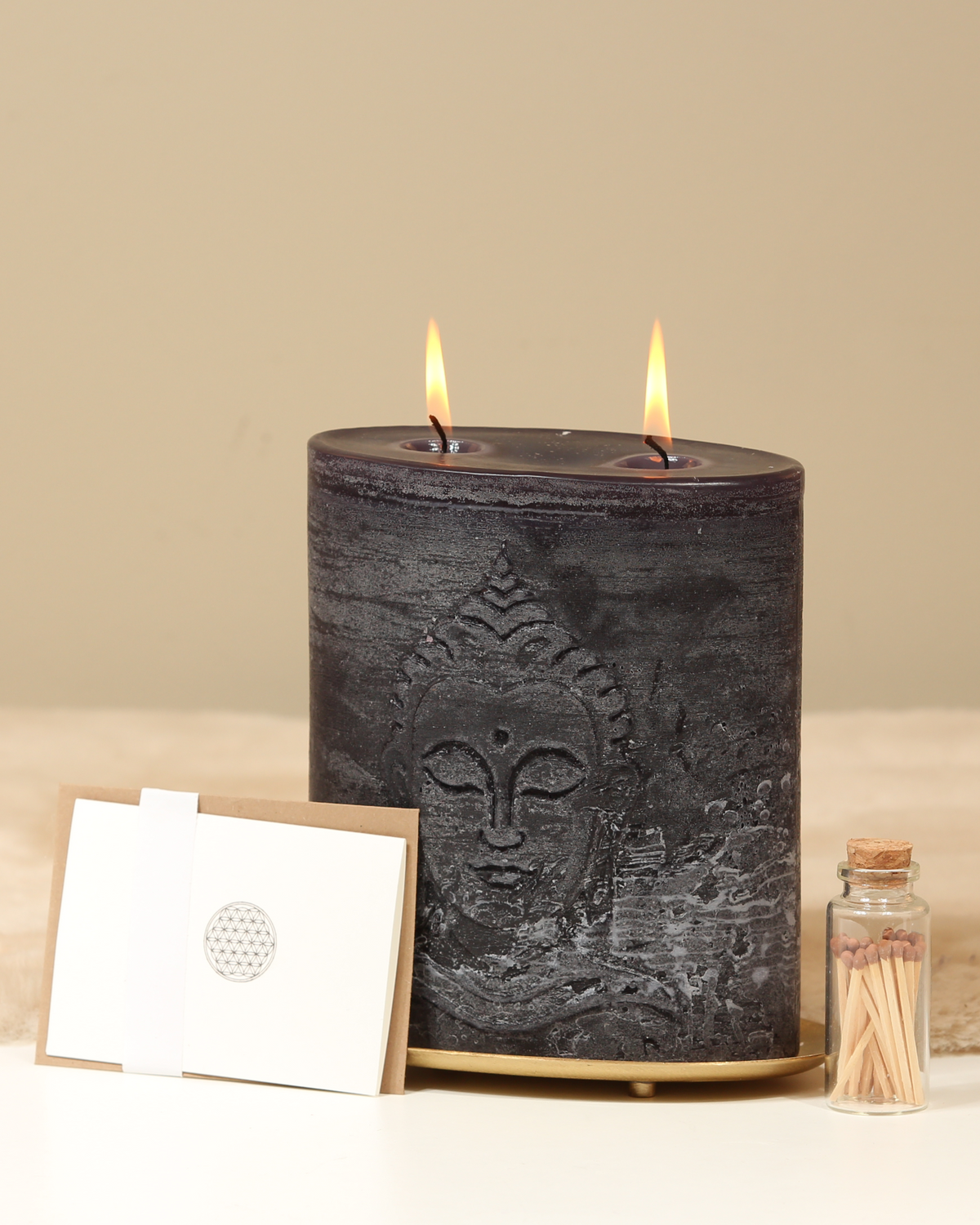 Buddha-Zweidochtkerze in Schwarz mit Kerzenteller, Streichhölzern und Karte
