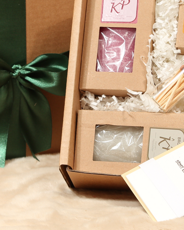 Vier Duftkerzen in Geschenkbox – verschiedene Düfte mit Streichhölzern und Grußkarte