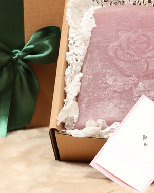 Detailaufnahme Geschenkbox Rose Altrosa – Kerze und Accessoires