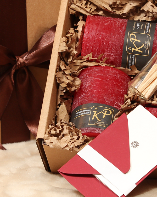 Detailansicht Geschenkbox Tischkerzen Winteredition – rote Kerzen mit Accessoires