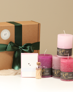 Geschenkbox Tischkerzen Frühlingsedition mit Kerzen und Zubehör davor arrangiert