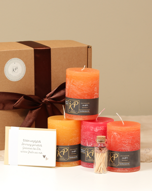 Geschenkbox Tischkerzen Herbstedition mit Kerzen und Zubehör davor arrangiert