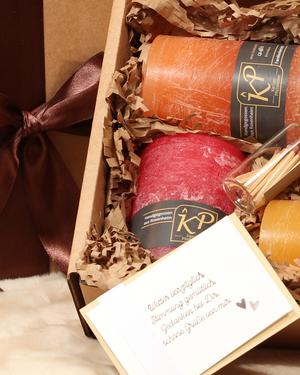 Detailansicht Geschenkbox Tischkerzen Herbstedition – warme Herbsttöne mit Accessoires