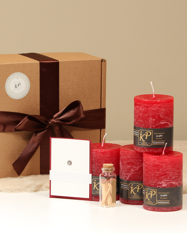 Geschenkbox Tischkerzen Winteredition mit Kerzen und Zubehör davor arrangiert