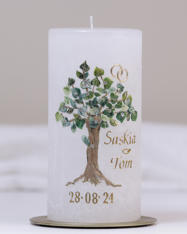 Weiße Hochzeitskerze mit Lebensbaum, Eheringen und funkelnden Strassteinchen – hochwertig von Hand gefertigt.