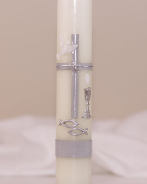 Detailansicht der silbernen Verzierung mit Kreuz, Taube, Kelch und Fischsymbol – handverziert auf Kommunionskerze von Wiedemann.