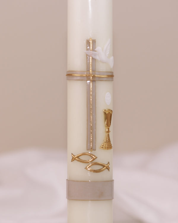 Detailansicht der goldfarbenen Verzierung mit Kreuz, Taube, Kelch und zwei Fischsymbolen – traditionell verziert auf Kommunionskerze von Wiedemann.