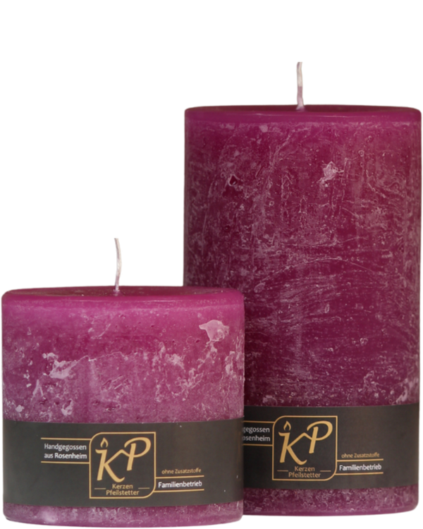 Zwei Stumpenkerzen in magenta nebeneinander – in den Größen Klein und Mittel.