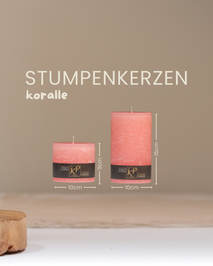 Stumpenkerzen in Koralle in zwei Größen mit Angaben zu Höhe und Durchmesser.