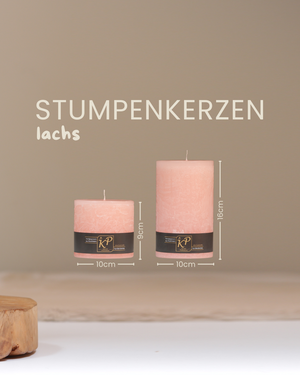 Stumpenkerzen in Lachs in zwei Größen mit Angaben zu Höhe und Durchmesser.