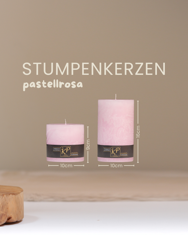 Stumpenkerzen in pastellrosa in zwei Größen mit Angaben zu Höhe und Durchmesser.