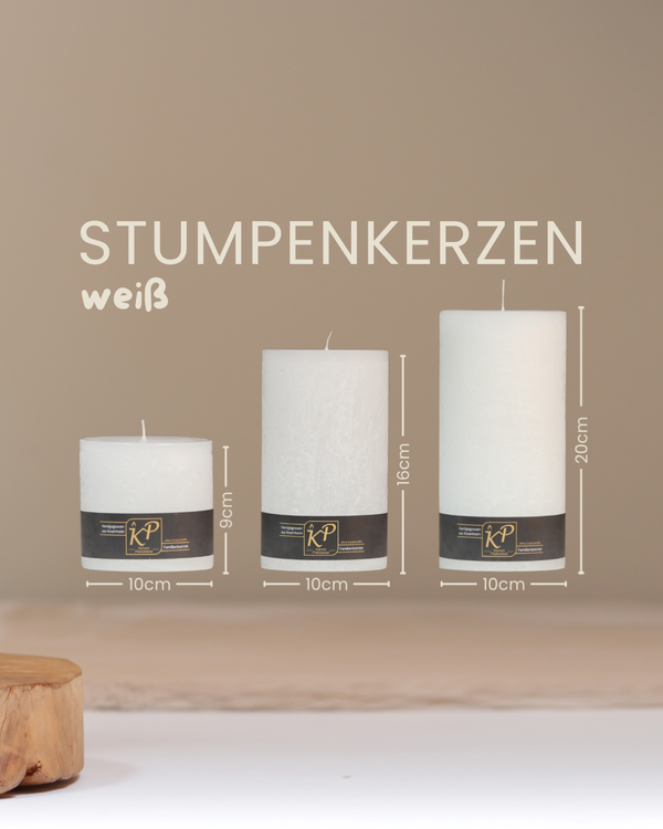 Stumpenkerzen in weiß in drei Größen mit Angaben zu Höhe und Durchmesser.