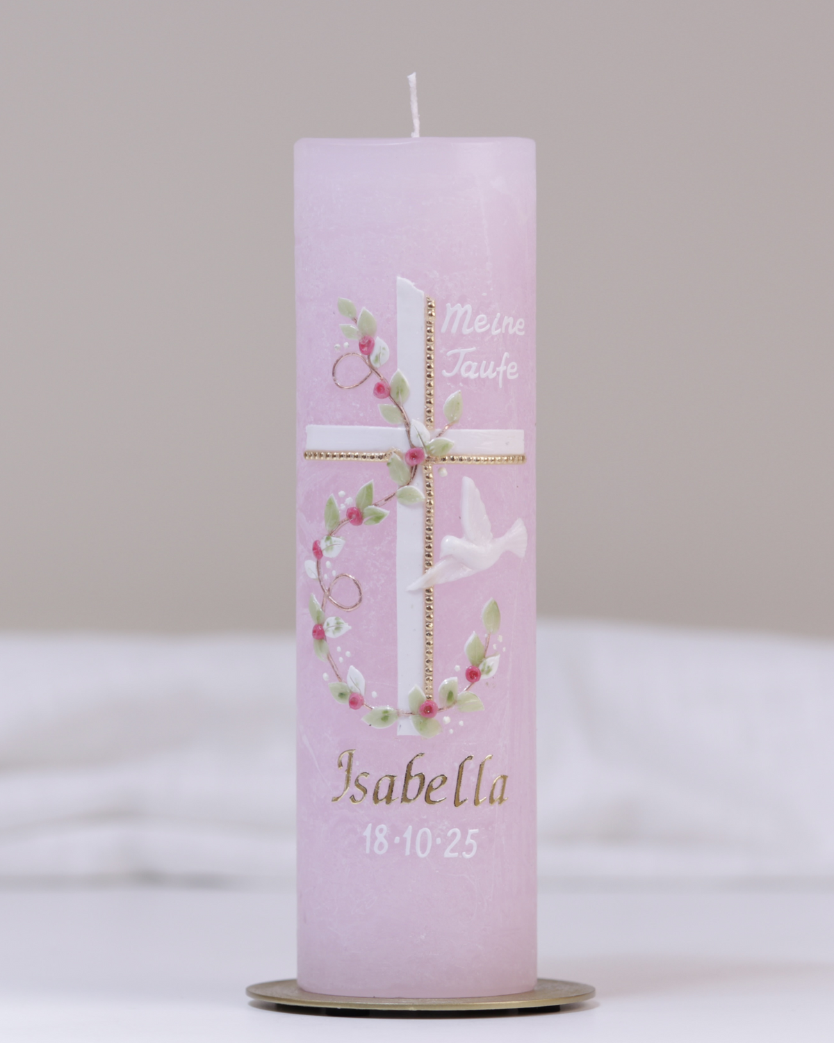 Pastellrosa Taufkerze mit gold-weißer Verzierung aus Kreuz, Blumenranke, Taube und „Meine Taufe“-Schriftzug.