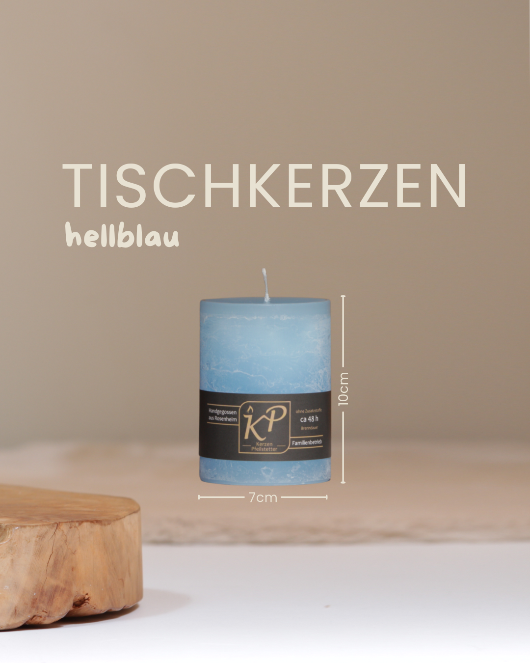 Tischkerze in hellblau mit Angaben zu Höhe und Durchmesser.