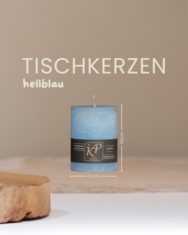Tischkerze in hellblau mit Angaben zu Höhe und Durchmesser.