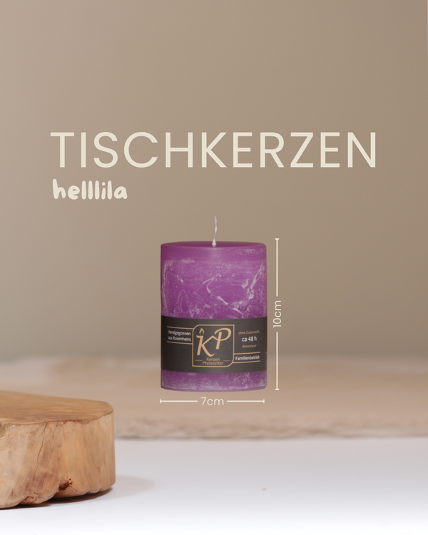 Tischkerze in helllila mit Angaben zu Höhe und Durchmesser.