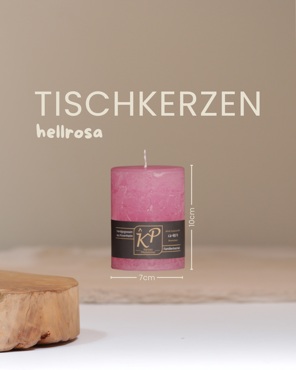 Tischkerze in hellrosa mit Angaben zu Höhe und Durchmesser.