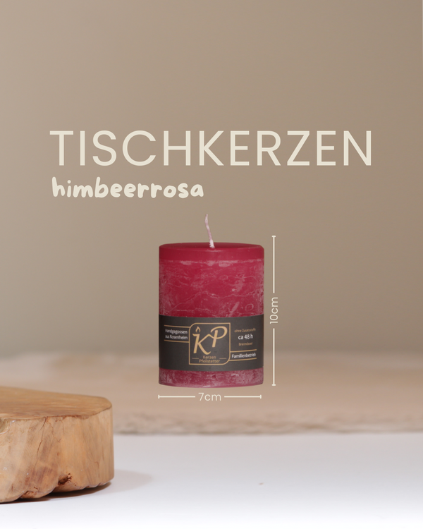 Tischkerze in himbeerrosa mit Angaben zu Höhe und Durchmesser.