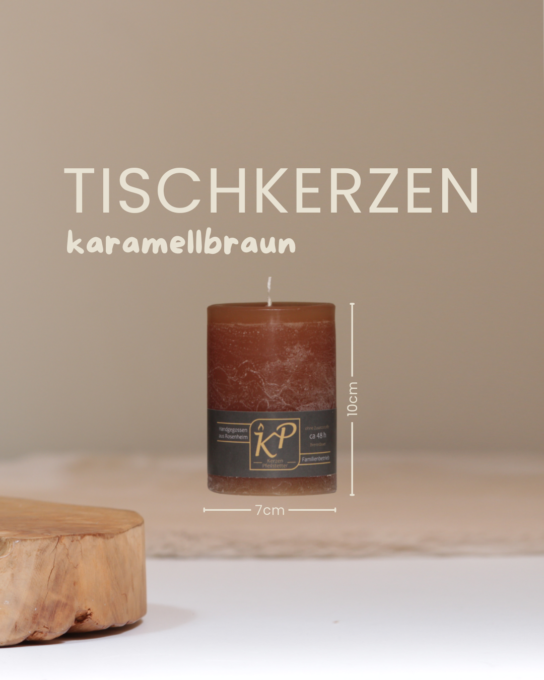 Tischkerze in karamellbraun mit Angaben zu Höhe und Durchmesser.