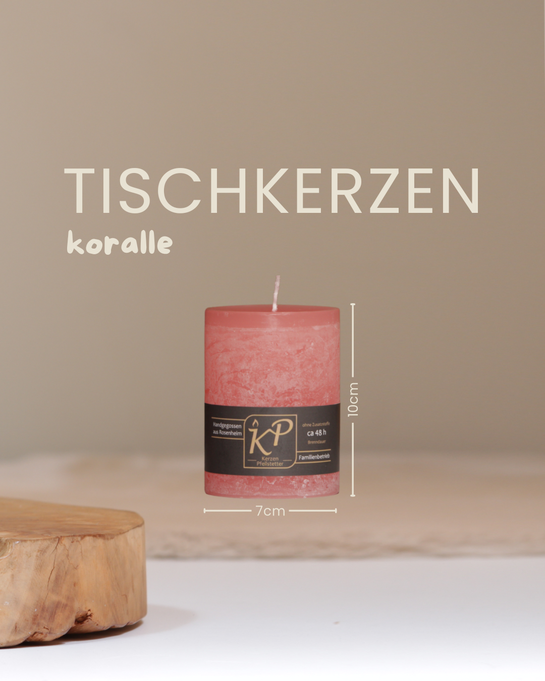 Tischkerze in Koralle mit Angaben zu Höhe und Durchmesser.