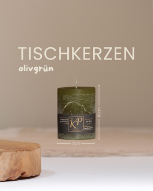 Tischkerze in olivgrün mit Angaben zu Höhe und Durchmesser.