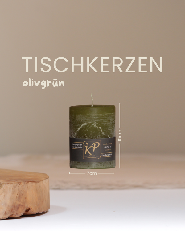 Tischkerze in olivgrün mit Angaben zu Höhe und Durchmesser.