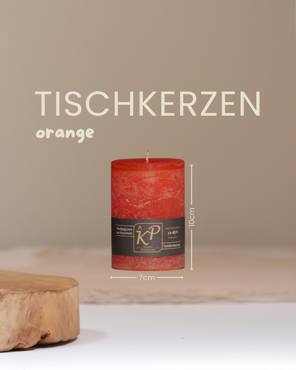 Tischkerze in orange mit Angaben zu Höhe und Durchmesser.