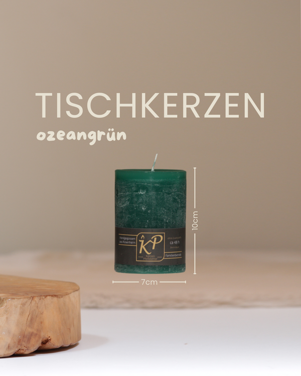 Tischkerze in ozeangrün mit Angaben zu Höhe und Durchmesser.