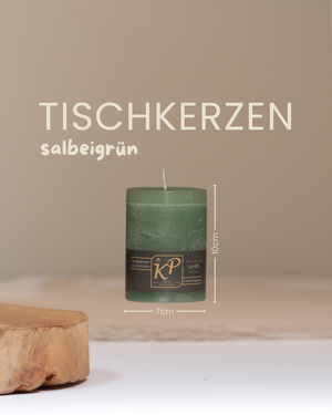 Tischkerze in salbeigrün mit Angaben zu Höhe und Durchmesser.