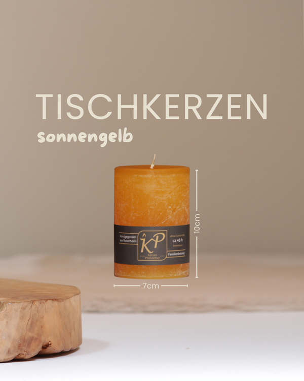 Tischkerze in sonnengelb mit Angaben zu Höhe und Durchmesser.