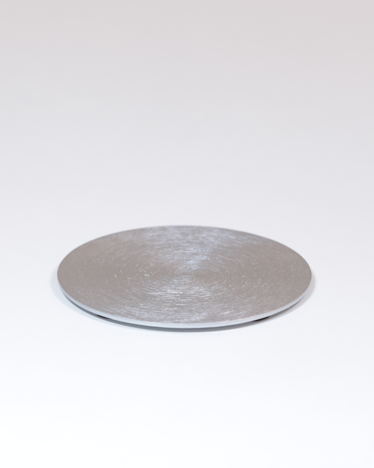 Kerzenteller aus Aluminium, gewölbt, silberfarben in der kleinen Größe.