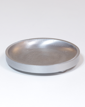 Kerzenteller aus Aluminium in mattem Silber, minimalistisches Design.