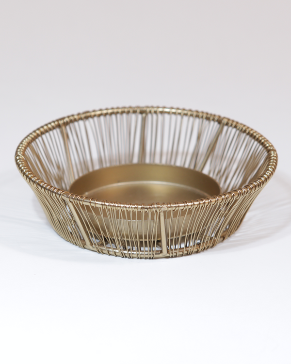 Kerzenteller aus Metall im goldfarbenen Drahtdesign.
