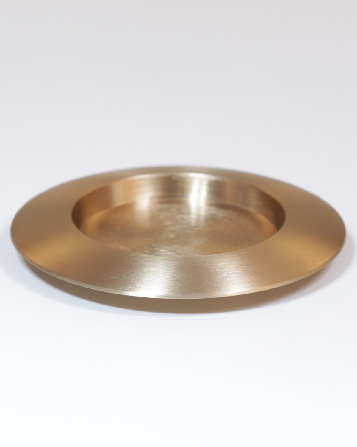 Kerzenteller aus Messing in mattem Gold.
