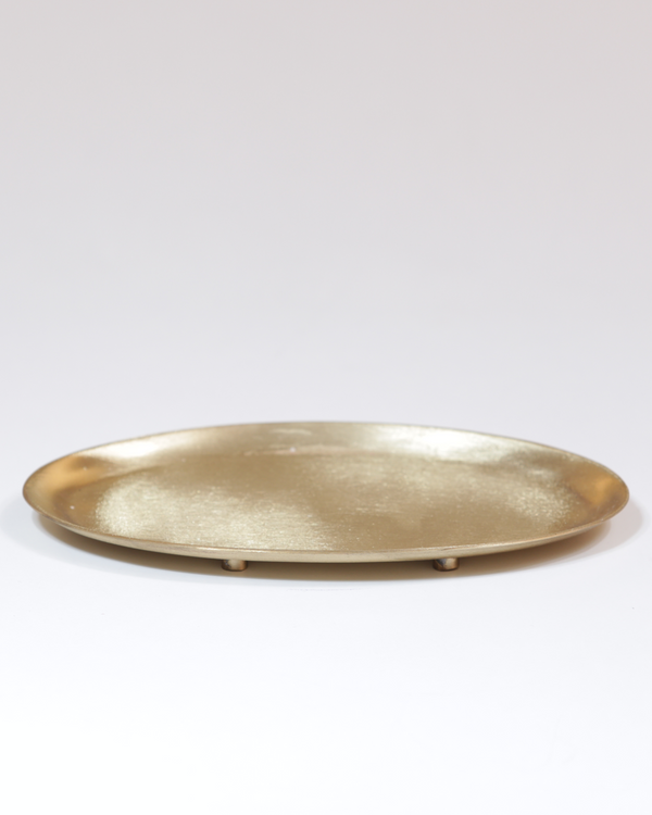 Kerzenteller aus Messing, oval, mattgoldfarben.